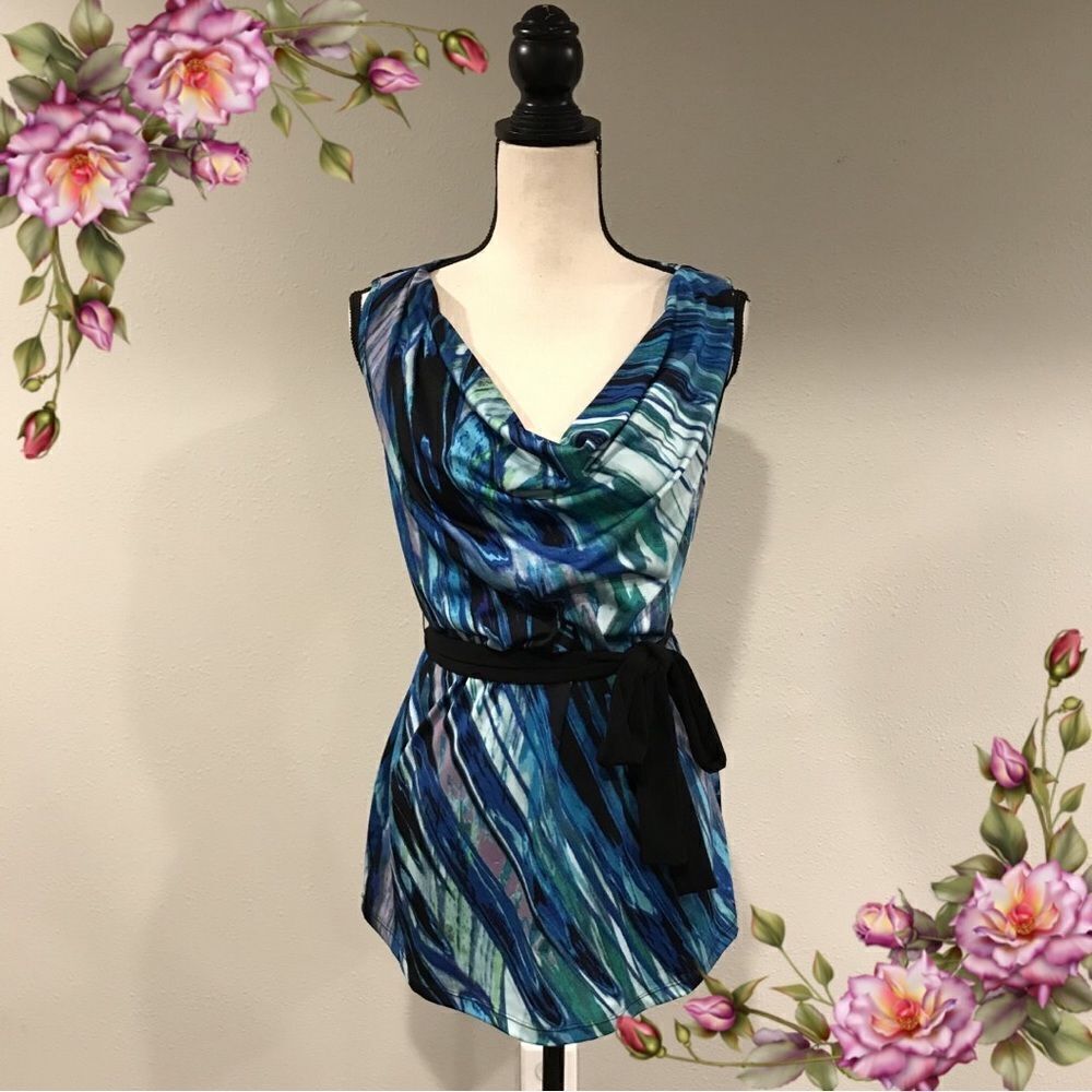 Sleeveless maternity top with belt